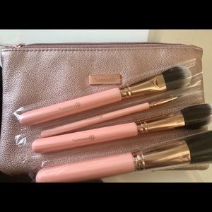 Bh Cosmetics makeup brushed & bag NWOT